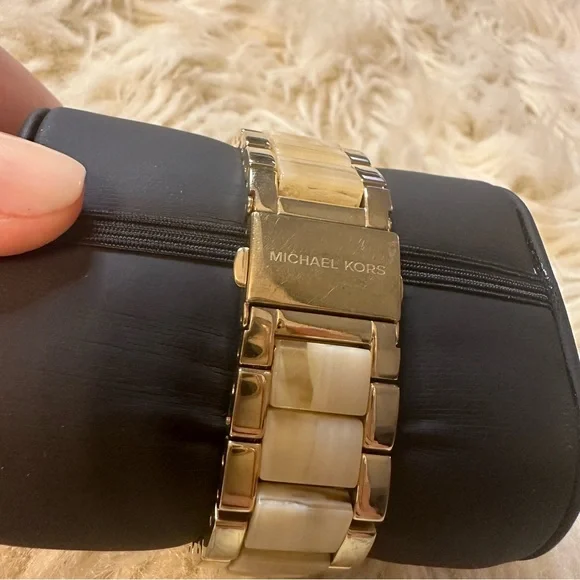 Michael Kors gold acetate wrist watch - Picture 3 of 8